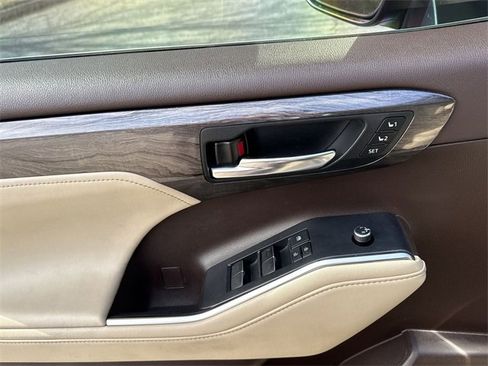 Used 2022 Toyota Highlander Limited image 15