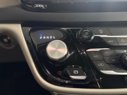 Used 2024 Chrysler Voyager LX image 17