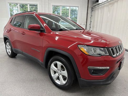 Used 2019 Jeep Compass Latitude w/ Cold Weather Group FWD image 3