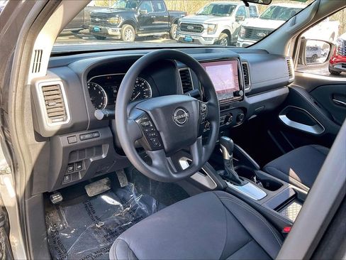 Used 2024 Nissan Frontier SV image 8