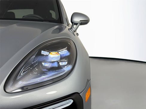 Certified 2026 Porsche Macan AWD/4WD image 15