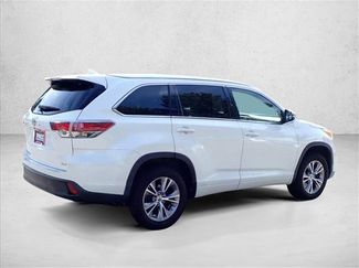Used 2015 Toyota Highlander XLE FWD video 4