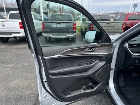 New 2026 Jeep Grand Cherokee Altitude AWD/4WD image 17