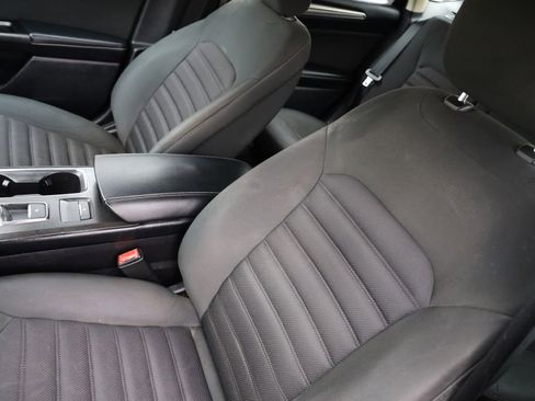 Used 2017 Ford Fusion SE w/ Fusion SE Technology Package image 13