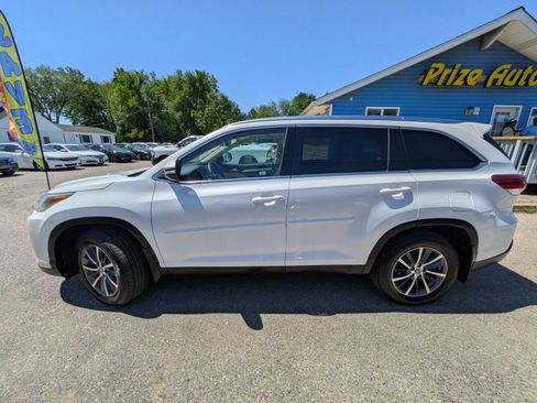 Used 2019 Toyota Highlander XLE AWD/4WD image 3