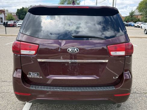Used 2017 Kia Sedona LX w/ LX Essentials Premium Package FWD image 17