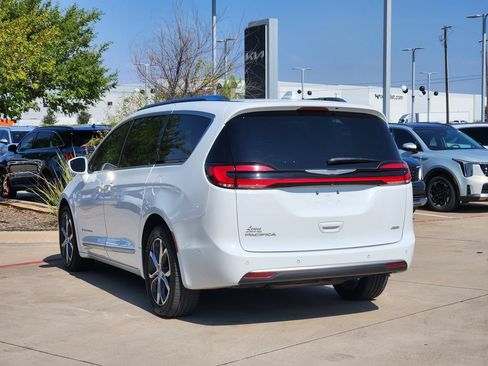 Used 2021 Chrysler Pacifica Pinnacle AWD/4WD image 3