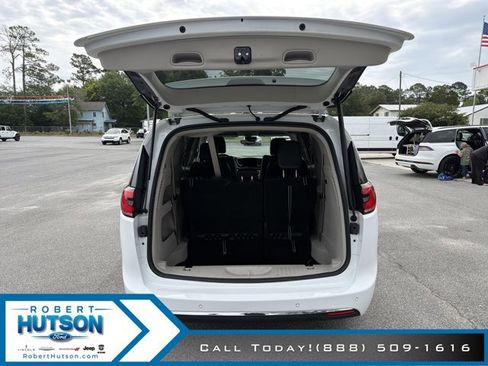 Used 2023 Chrysler Pacifica Touring-L FWD image 9