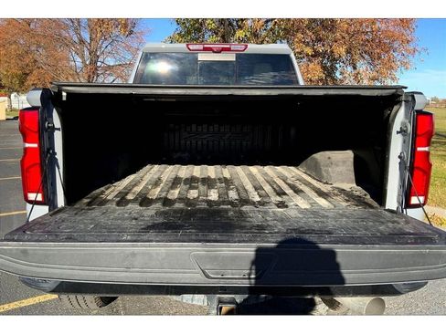 Used 2024 Chevrolet Silverado 2500 ZR2 w/ Technology Package image 11