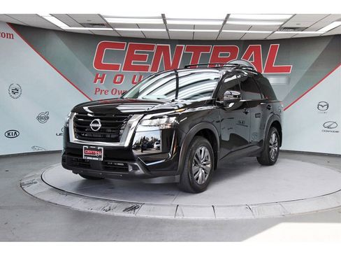 Used 2025 Nissan Pathfinder SV image 2