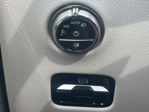 Used 2025 Mercedes-Benz GLC 300 image 23