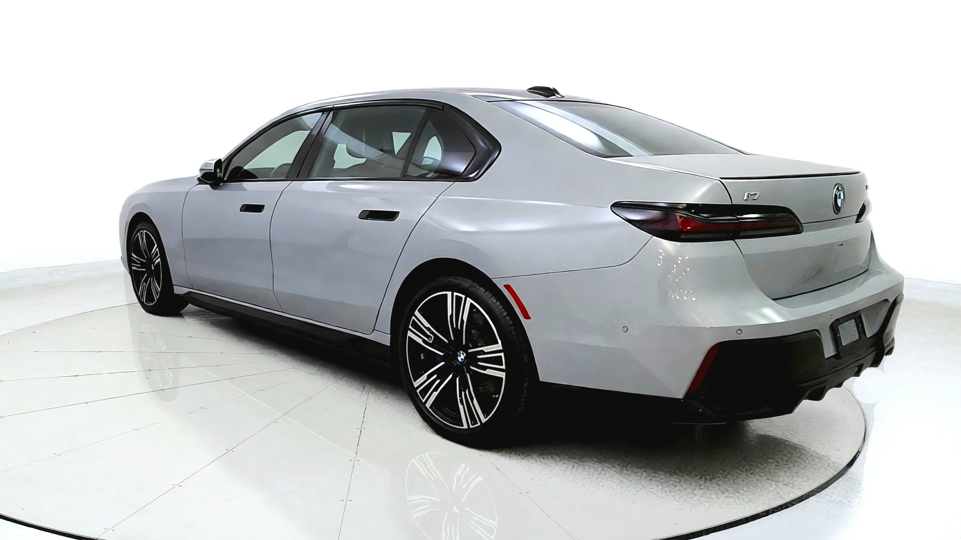 Used 2023 BMW i7 xDrive60 w/ Parking Assistance Package AWD/4WD image 5