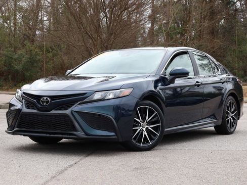 Used 2021 Toyota Camry SE image 1