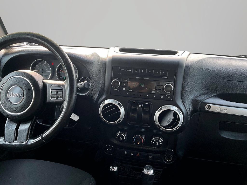 Used 2017 Jeep Wrangler Sahara w/ Connectivity Group AWD/4WD image 7
