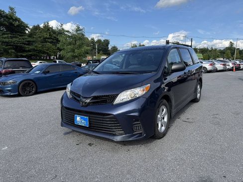 Used 2020 Toyota Sienna L FWD image 2