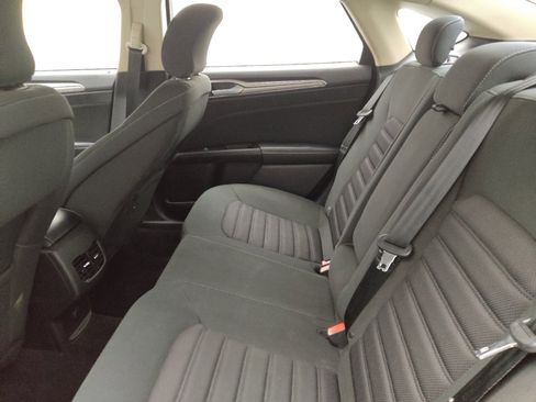 Used 2017 Ford Fusion SE w/ Fusion SE Technology Package FWD image 18