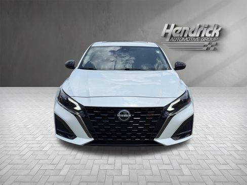 Used 2024 Nissan Altima 2.5 SR w/ SR Premium Package FWD image 3