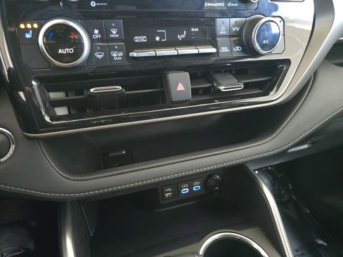 Used 2022 Toyota Highlander XLE image 23