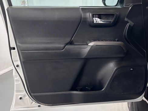 Used 2019 Toyota Tacoma TRD Sport AWD/4WD image 16