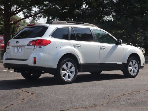 Used 2010 Subaru Outback 2.5i Premium AWD/4WD image 5