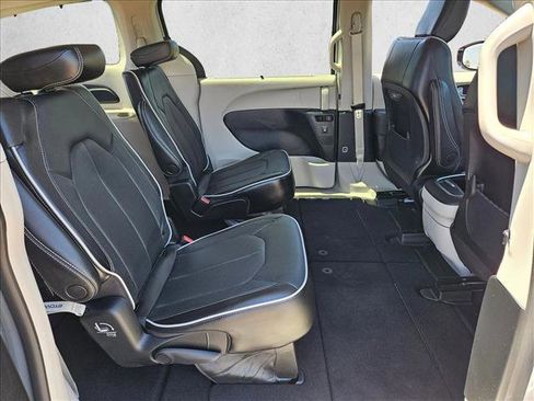 Used 2023 Chrysler Pacifica Limited FWD image 25