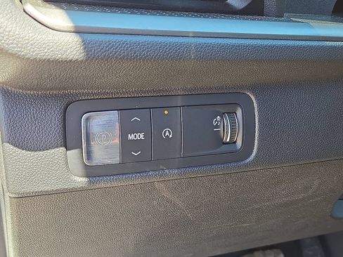 Used 2025 Chevrolet Traverse LT FWD image 25