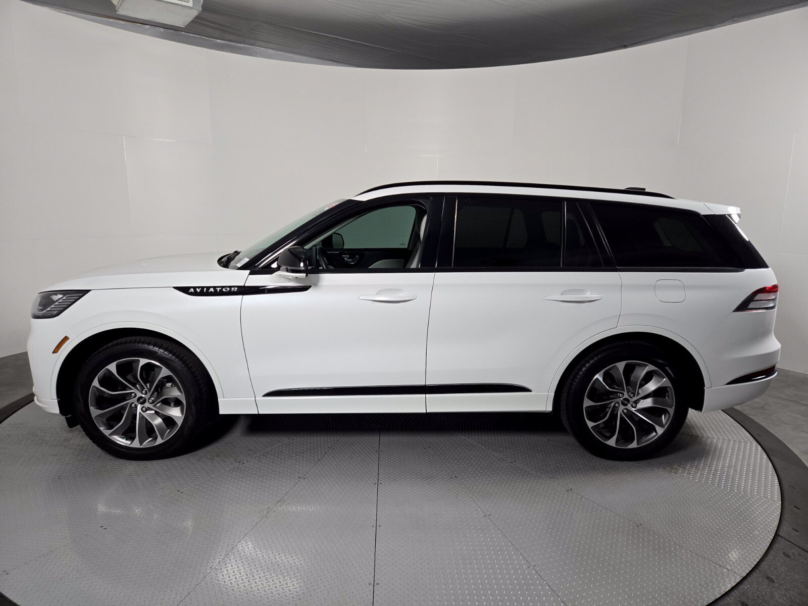 New 2026 Lincoln Aviator AWD w/ Jet Appearance Package image 8