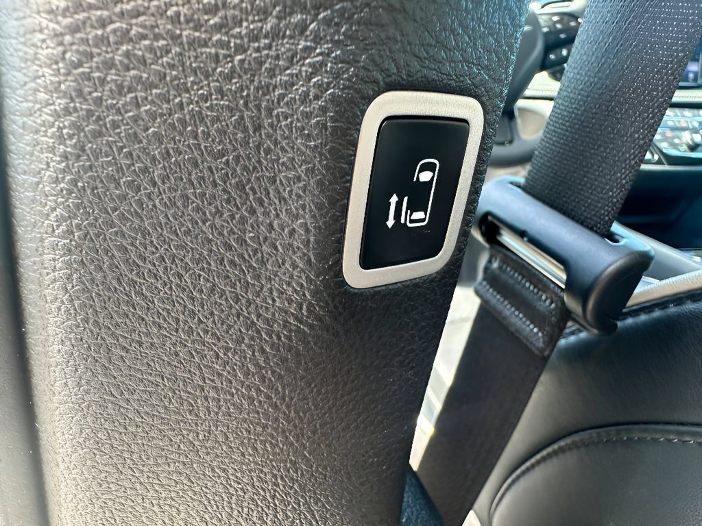Used 2025 Chrysler Pacifica Limited FWD image 17