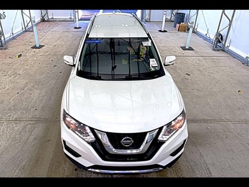 Used 2018 Nissan Rogue SV w/ Premium Package image 2