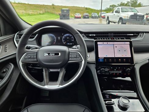 New 2025 Jeep Grand Cherokee Limited w/ Luxury Tech Group II image 17