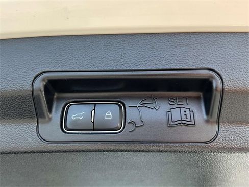 Used 2020 Ford Explorer XLT w/ Equipment Group 202A image 8