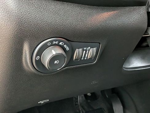 Used 2025 Jeep Compass Latitude image 14