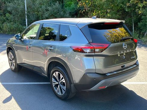 Used 2023 Nissan Rogue SV image 3