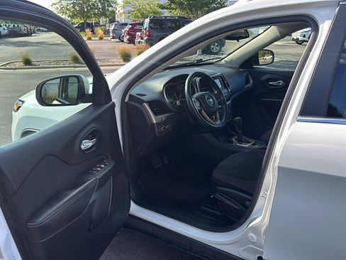 Used 2016 Jeep Cherokee Latitude FWD image 2