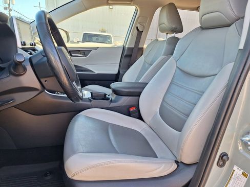 Used 2020 Toyota RAV4 XLE Premium image 5