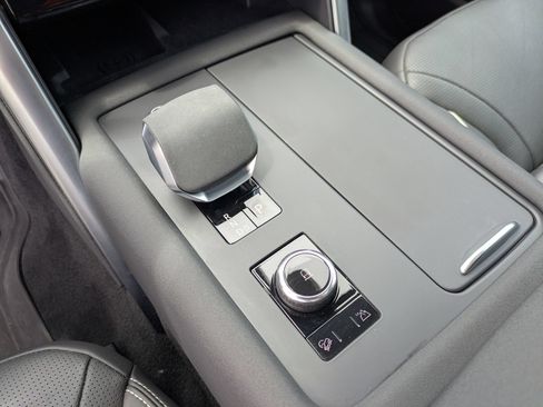 Used 2023 Land Rover Discovery Metropolitan Edition AWD/4WD image 51