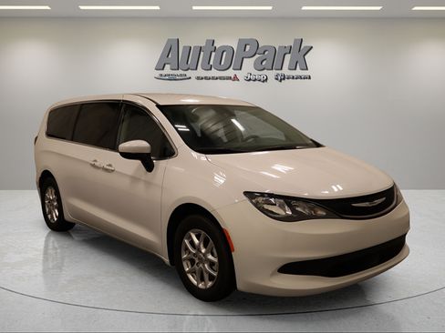 Certified 2023 Chrysler Voyager LX FWD image 2