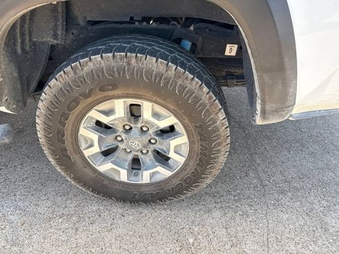 Used 2019 Toyota Tacoma TRD Off-Road AWD/4WD image 11