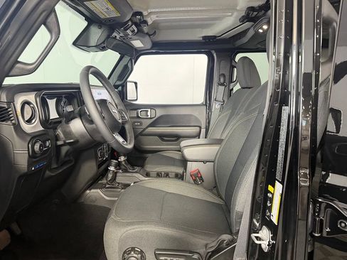 Used 2025 Jeep Wrangler Unlimited Sahara AWD/4WD image 23