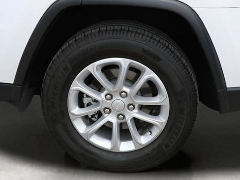 Used 2022 Jeep Grand Cherokee Laredo X RWD image 11