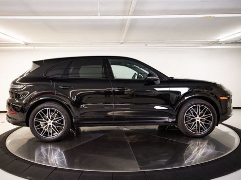 Certified 2026 Porsche Cayenne AWD/4WD image 8