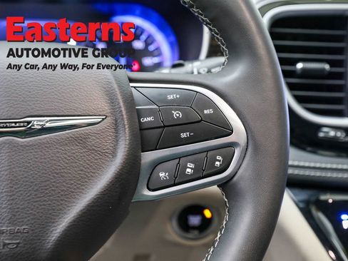 Used 2023 Chrysler Pacifica Limited image 16