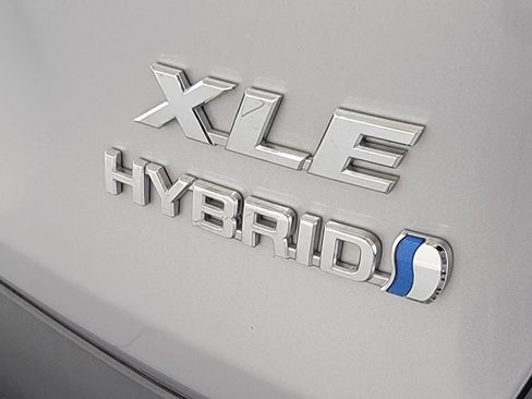 Used 2021 Toyota RAV4 XLE Premium image 9