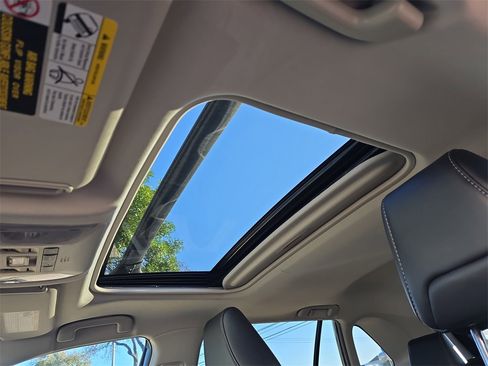 Used 2021 Toyota RAV4 XLE Premium image 28