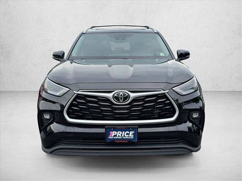 Used 2023 Toyota Highlander XLE AWD/4WD image 2