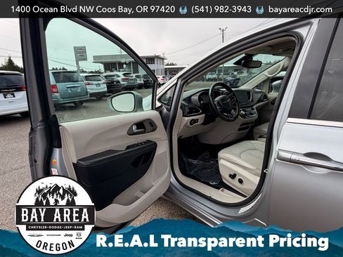 Used 2021 Chrysler Pacifica Touring-L FWD image 11