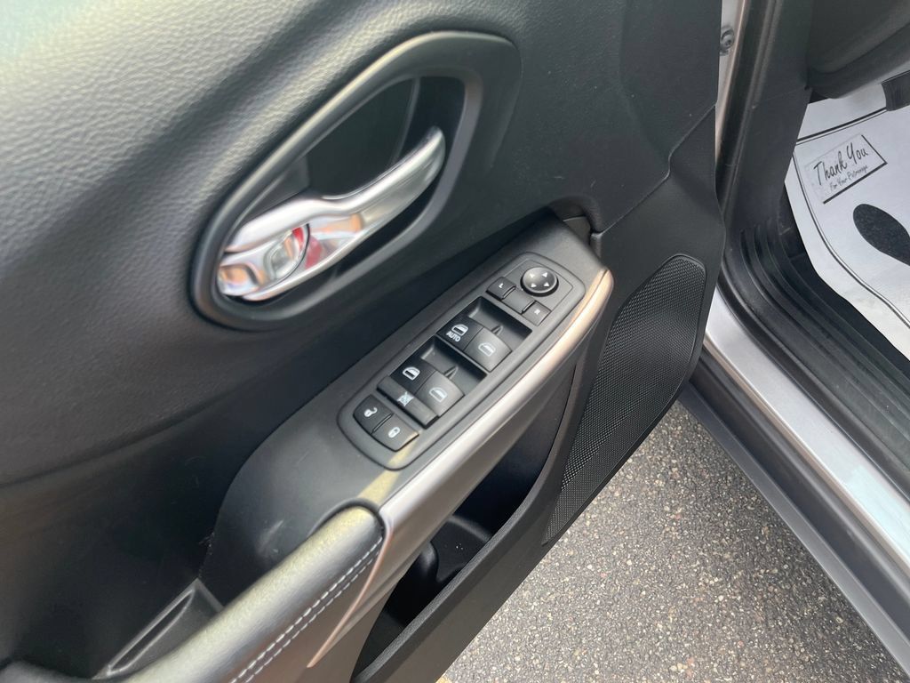 Used 2019 Jeep Cherokee Latitude w/ Popular Appearance Group AWD/4WD image 12