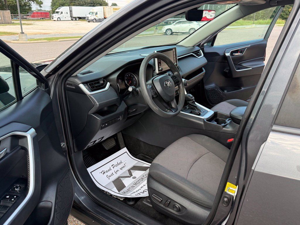 Used 2019 Toyota RAV4 XLE w/ Convenience Package FWD image 2
