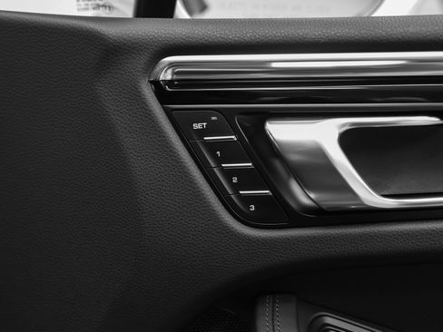 Certified 2025 Porsche Macan S AWD/4WD image 21