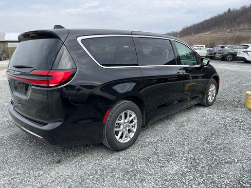 Used 2024 Chrysler Pacifica Touring-L image 2